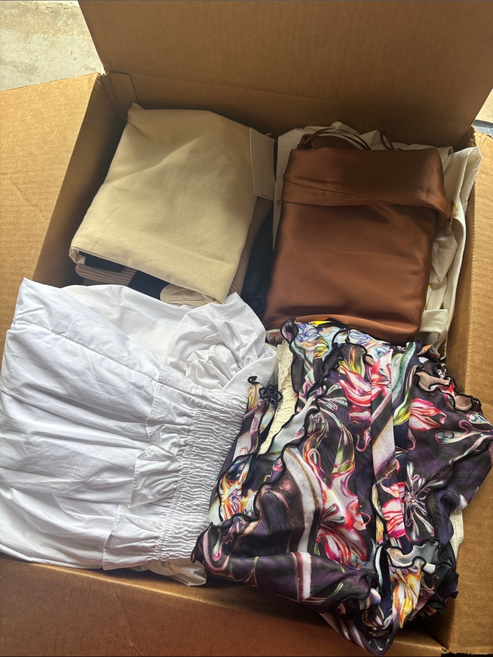 📦BUNDLE 📦 25 pieces Women’s dresses, tops and pants Boutique Brands 🎉🎉🎉🎉🎉